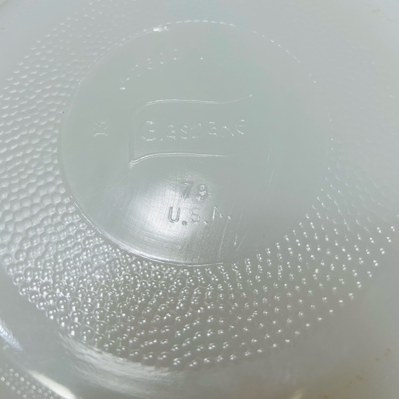 Vintage Glassbake milk glass casserole dish Daisy pattern. 1.5 quart. - Picture 4 of 4